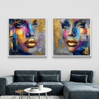 זוג תמונות קנבס מרובעות של דיוקן נשי צבעוני עם שפתיים מוזהבות, בהדפסה חלקה לעיצוב קיר מודרני ויוקרתי.