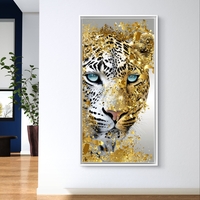 תמונת קנבס לאורך של נמר לבן עם עיניים כחולות ונגיעות זהב יוקרתיות בעיצוב מודרני