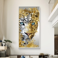 תמונת קנבס לאורך של נמר לבן עם עיניים כחולות ונגיעות זהב יוקרתיות בעיצוב מודרני