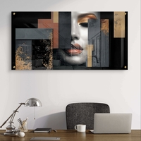 תמונת זכוכית לרוחב עם דיוקן נשי אבסטרקטי בגווני שחור, אפור וזהב בעיצוב יוקרתי