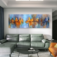 תמונת זכוכית פנורמית אבסטרקטית עם קו־רקיע עירוני והשתקפות במים בגווני כחול וזהב בעיצוב מודרני ויוקרתי