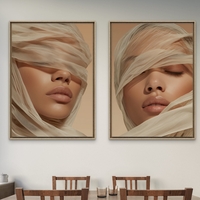 זוג תמונות קנבס של אישה עטופה בבד רך בגווני בז׳ חמים, מתוך קולקציית NEXTGEN BY BAR של תכשיט לבית – עיצוב אמנותי רך ומלא שלווה.