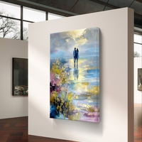 תמונת קנבס אומנותית של זוג עומד מול מים ושמיים בגוונים כחולים וזהב עם מראה ציורי ועדין