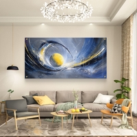 תמונת זכוכית לרוחב אבסטרקטית בגווני כחול וזהב עם ליבה זוהרת לעיצוב סלון מודרני