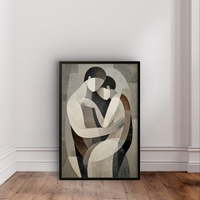 תמונת קנבס עם זוג דמויות מופשטות בחיבוק עדין בגווני שמנת, אפור וחום בעיצוב רגוע ואלגנטי