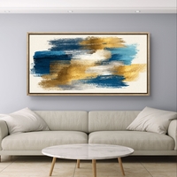 תמונת קנבס מופשטת לרוחב עם משיכות צבע בכחול וזהב – תכשיט לבית