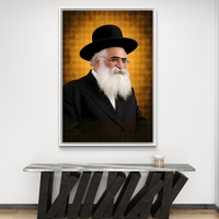 תמונת קנבס של רב יהודי מכובד עם זקן לבן וכובע שחור, עומד על רקע זהוב מעוטר, מקרינה רוחניות וחום.
