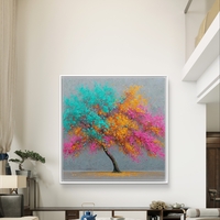 תמונת קנבס מרובעת של עץ אמנותי בצבעי טורקיז, כתום וורוד על רקע אפור מודרני