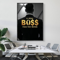 תמונת קנבס עם הכיתוב “A Real Boss Has No Boss” בזהב ודמות גבר בחליפה – תמונת מוטיבציה יוקרתית