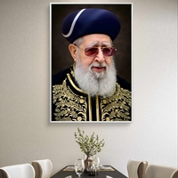 תמונת קנבס מרשימה של רב בלבוש מסורתי מעוטר ברקמות זהב, חובש כובע ייחודי וחובש משקפיים כהים – משדרת חוכמה והדר.