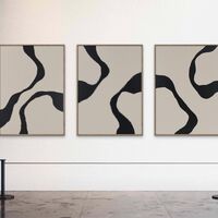 שלישיית תמונות קנבס בעיצוב אבסטרקטי בגווני בז' ושחור, הדפסה חלקה, קולקציית NEXTGEN BY BAR מבית תכשיט לבית.
