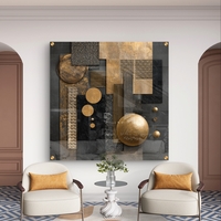 תמונת זכוכית מרובעת בעיצוב אבסטרקט גאומטרי בגווני שחור וזהב עם אלמנטים עגולים ומלבניים