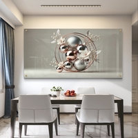 הילה מטאלית – תמונת זכוכית יוקרתית עם כדורים כסופים, טבעות רוז גולד ופרחים עדינים | PN2003