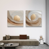 זוג תמונות קנבס מרובעות בסגנון אבסטרקטי עם אלמנט זהב וגוונים רכים