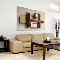 תמונת זכוכית לרוחב בעיצוב גאומטרי מודרני עם כדור זהב, עץ ושיש מתוך קולקציית תכשיט לבית.