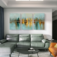 סט שלישייה של תמונות זכוכית אבסטרקטיות עם קו־רקיע עירוני בגווני תכלת וזהב והשתקפות מים