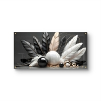 נוצות נואר – תמונת זכוכית נוצות שחור-לבן עם כדורים דקורטיביים בגווני זהב | PN1001