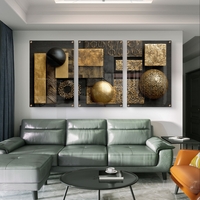 תמונת זכוכית שלשה בעיצוב גאומטרי בגווני שחור וזהב – קולקציית תכשיט לבית