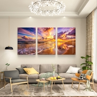 שלישיית תמונות זכוכית של חוף ים בשקיעה עם שמיים צבעוניים והשתקפות על החול, עיצוב יוקרתי לסלון