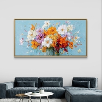 תמונת קנבס של זר פרחים צבעוני על רקע תכלת עם משיכות צבע עשירות