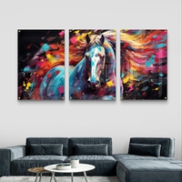 שלישיית תמונות זכוכית עם סוס אבסטרקטי וצבעים עזים בגווני טורקיז, אדום וצהוב בעיצוב מודרני ועוצמתי לסלון