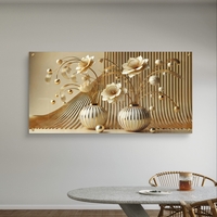 פריחת אור זהובה – תמונת זכוכית יוקרתית עם פרחים לבנים, אגרטלים זהובים וקווים זורמים |PN2501