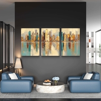 תמונת זכוכית שלישייה עם נוף עירוני אבסטרקטי והשתקפות מים בגווני זהב ותכלת, בעיצוב מודרני ויוקרתי