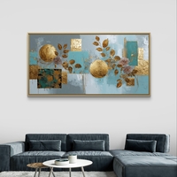 תמונת קנבס לרוחב בעיצוב אבסטרקטי בגווני תכלת וזהב עם אלמנטים גיאומטריים ועלים דקורטיביים לסלון