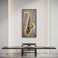 תמונת LED סקסופון וינטג׳ – הדפס משודרג עם מריחות צבע, מופעלת על סוללות עם שלט רחוק מידה 123*63 ס