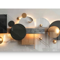 תמונת זכוכית פנורמית גאומטרית בגווני שחור, זהב ועץ בעיצוב מודרני, מינימליסטי ויוקרתי לקיר הבית