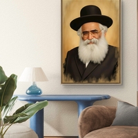 תמונת קנבס של רב מכובד עם זקן לבן וכובע שחור, על רקע בגוונים חמימים, משדרת רוחניות וחוכמה.