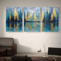 שלישיית תמונות זכוכית אבסטרקטיות עם עצים בגווני כחול וטורקיז ונגיעות זהב, בהשראת יער והשתקפות מים