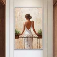 אישה בשמלה לבנה עומדת במרפסת מול רקע שמנת-זהב – תמונת קנבס אלגנטית NEXTGEN BY BAR