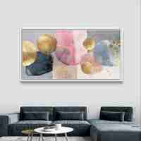 קנבס מודרני עם צורות עגולות בזהב, כתמי צבע רכים בכחול ונייבי על רקע בהיר