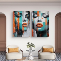 זוג תמונות זכוכית בסגנון אורבני עם פורטרט נשי בגווני טורקיז וכתום על רקע מופשט מודרני