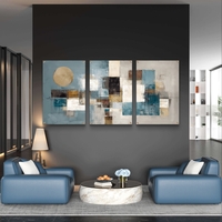שלישיית תמונות זכוכית אבסטרקטיות בגווני תכלת, זהב ושמנת בעיצוב מודרני ויוקרתי לסלון
