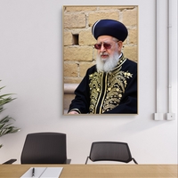 תמונת קנבס אנכית של רב יהודי בלבוש מסורתי שחור וזהב, תלויה מעל שולחן אוכל בעיצוב קלאסי.