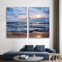 זוג תמונות זכוכית עם ים פתוח וגלים בתנועה עדינה, שמיים בהירים ועיצוב רגוע ואלגנטי לקיר הבית