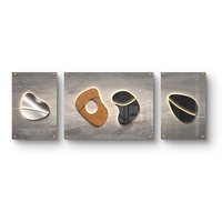 סט תמונות זכוכית מחולקות בעיצוב אבסטרקטי מודרני עם צורות אורגניות, קו מואר וגווני אפור, שחור ועץ בסלון מעוצב