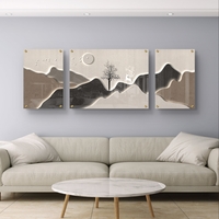 סט תמונות זכוכית מחולקות בעיצוב מופשט עם קווים רכים, עץ בודד וגוונים טבעיים של בז’, אפור וירקרק בסלון מודרני