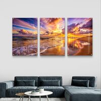 שלישיית תמונות זכוכית של חוף ים בשקיעה עם שמיים צבעוניים והשתקפות על החול, עיצוב יוקרתי לסלון