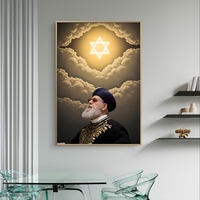 תמונת קנבס המציגה רב מביט מעלה לעבר מגן דוד זוהר בתוך שמיים מעוננים, בגוונים חמים של זהב ושחור.