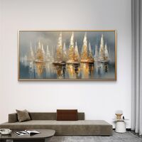 תמונת קנבס לרוחב עם סירות מפרש בגווני כחול ושמנת עם נגיעות זהב, משתקפות במים בעיצוב רגוע ויוקרתי לסלון.