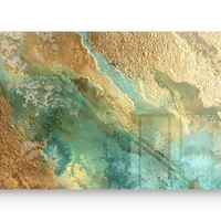 תמונת זכוכית פנורמית אבסטרקטית בגווני טורקיז וזהב עם מרקמים עשירים וזרימה טבעית בעיצוב יוקרתי לקיר הבית