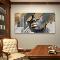 תמונת זכוכית עם פורטרט נשי בשחור-לבן וקווים גיאומטריים מוזהבים בהדפסה חלקה