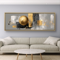 תמונה פנורמית מודרנית עם כדור זהב דומיננטי ועיצוב מינימליסטי.