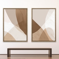 זוג תמונות קנבס בגווני בז׳, חום וקרם, בעיצוב מופשט עם קווים רכים והרמוניים, הדפסה חלקה ואיכותית מבית תכשיט לבית – NEXTGEN BY BAR.
