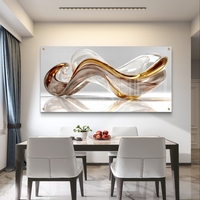 תמונת זכוכית אבסטרקטית עם סרט זכוכית שקוף-ענברי וקו זהב על רקע לבן נקי