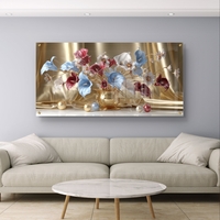 תמונת זכוכית לרוחב עם סידור פרחים מוזהב בגווני ורוד, כחול ולבן על רקע זהוב בהדפסה חלקה