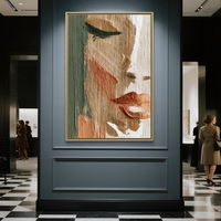 תמונת קנבס אנכית עם דיוקן נשי מופשט בגווני זית טרקוטה בז׳ ולבן